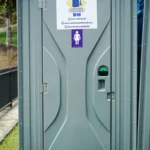 bano-portatil-estandar-puerta-senalizacion