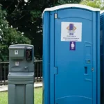 bano-portatil-vip-con-lavamanos-detalle-puerta
