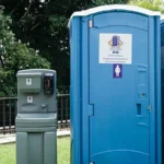 bano-portatil-vip-con-lavamanos-detalle-puerta