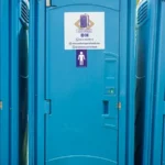 bano-portatil-vip-puerta-senalizacion