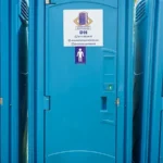 bano-portatil-vip-puerta-senalizacion