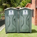 banos-portatiles-estandar-pareja-jardin