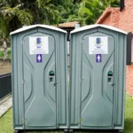 banos-portatiles-estandar-pareja-jardin