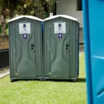 banos-portatiles-estandar-pareja-jardin