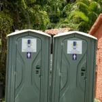 banos-portatiles-estandar-pareja-jardin