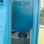 interior-bano-portatil-vip-puerta-abierta