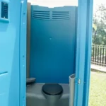interior-bano-portatil-vip-puerta-abierta